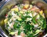 Hình bước làm 6 của món Canh chua tôm rau nhút