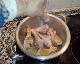 Foto del paso 3 de la receta: Guisado de muslitos de pollo con patatas