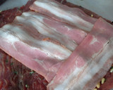 Foto del paso 3 de la receta: Rollo de ternera relleno de bacon y ciruelas