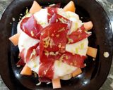 Foto del passaggio 14 della ricetta Risotto al Melone Fonduta di Brie Bresaola Pistacchi e Menta Fresca