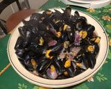 Une image de l'étape 11 de Moules épicées aux oignons rouges, ail fumé et sauce roquefort.