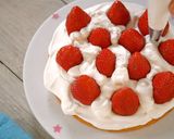 A picture of step 17 of Strawberry Decoration Cake, Chantilly Fraise.