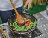 รูปขั้นตอนการทำที่ 16 ของ ผัดมาม่าปลากระป๋อง ประหยัดงบ อิ่มอร่อย อยู่ท้องสุดๆ
