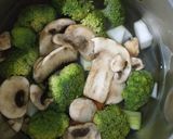 Foto langkah ke 1 dari resep Creamy Broccoli Soup.