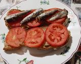 Foto del paso 3 de la receta: Bocadillo de sardinillas y tomate natural
