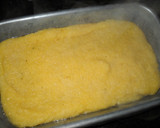 Foto del paso 2 de la receta: Cuadrados de polenta al horno con salsa  de tomate y arvejas