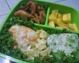 Foto langkah ke 7 dari resep Ide bekal sekolah : nasi kepal sehat 2 in 1.