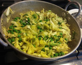 முட்டைகோஸ், பச்சை பட்டாணி, பாக் சொய் (bok choy) கறியமுது (stir fried) ரெசிபி ஸ்டேப் 3 புகைப்படம்