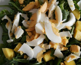 Foto del paso 3 de la receta: Ensalada de rúcula, mango y surimi