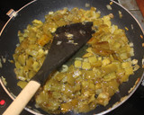 Foto del paso 4 de la receta: Tortilla de cebolla y sobras de pimientos