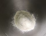 Une image de l'étape 1 de Pâte brisée à la crème et jus de cerise.