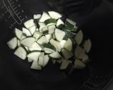รูปขั้นตอนการทำที่ 2 ของ ซูกินีผัดน้ำพริกเผาไข่เค็ม