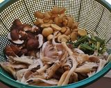 รูปขั้นตอนการทำที่ 1 ของ ผัดเห็ดสี่สหาย