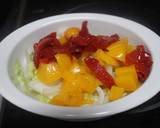 Foto del paso 4 de la receta: Ensalada con queso y melocotón en almíbar