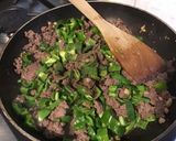 Une image de l'étape 7 de Bœuf épicé aux poivrons verts et tomates.