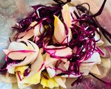 Hình bước làm 3 của món Salad Rau Diếp Xoăn, Bắp Cải Tím & Ức Gà Áp Chảo