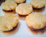 Foto del paso 6 de la receta: Alfajores con masa de coco relleno de frosting de chocolate