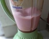 Foto langkah ke 2 dari resep Banana Strawberry Smoothies.