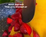 Foto langkah ke 2 dari resep Korean Strawberry Milk.
