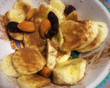 Foto del paso 2 de la receta: Desayuno saludable: banana, almendras, pasas y canela