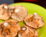 Foto del paso 2 de la receta: Níscalos a la plancha con salsa Mery (Rebollóns)🍄 🍀 🍄 🍀