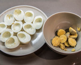 Foto del paso 1 de la receta: Huevos rellenos con atún y variantes