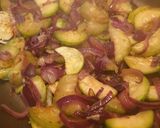 Foto del paso 4 de la receta Tortilla de calabacín y cebolla morada, jugosa y ligera