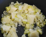 Foto del paso 3 de la receta: Crema de puerros con queso