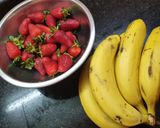 Foto del paso 1 de la receta: Licuado de frutillas y bananas 🍓🍌