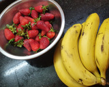Foto del paso 1 de la receta: Licuado de frutillas y bananas 🍓🍌