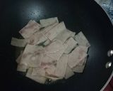รูปขั้นตอนการทำที่ 1 ของ แฮมผัดไข่มะเขือเทศ