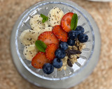 Foto del paso 3 de la receta: Vasitos de yogur con fruta y granola