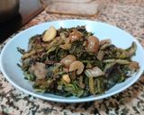 Foto del paso 5 de la receta: Ensalada tibia de escarola, rúcula, apio, uva y ajos confitados