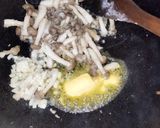 Foto langkah ke 4 dari resep Tumis Jamur Shimeji.
