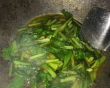 Foto langkah ke 4 dari resep Tumis sawi mie saos asam manis.