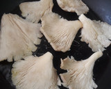 Foto del paso 2 de la receta: Setas a la plancha con aliño de ajo y perejil
