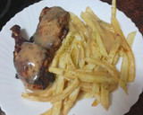 Foto del paso 9 de la receta: Muslos de pollo adobados y asados en freidora de aire con papas fritas al ajillo y salsa del adobo