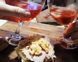 Foto del paso 6 de la receta: Bocados ricos sobre pan lactal para festejar la vida! 🍾🥂