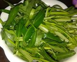 Foto langkah ke 3 dari resep Tumis Kangkung Saus Spagheti.