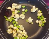 Foto del paso 2 de la receta: Arroz con bacalao ajos tiernos y coliflor