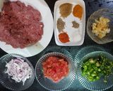 A picture of step 1 of Mutton qeema hara masala.