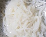 รูปขั้นตอนการทำที่ 1 ของ กะเพราไก่เส้นบุก🐓