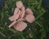 รูปขั้นตอนการทำที่ 2 ของ ผัดผักบุ้งลูกชิ้นไก่