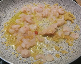 Foto del paso 3 de la receta: Espagueti de limón al ajillo con gambitas y espinacas