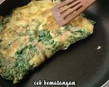 Foto langkah ke 7 dari resep Omelet Sawi Hijau.