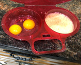 Foto del paso 3 de la receta: Láminas de tomate con espárragos atún mahonesa tortilla en Lékué y huevos de codorniz