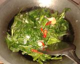Foto langkah ke 3 dari resep Tumis Kangkung Saus Tiram.