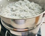 Hình bước làm 5 của món Xôi đậu biếc cốt dừa muối mè thơm phức ngày mưa