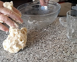 Foto del paso 7 de la receta: Coca salada con escalivada, huevo duro, atún... (con lo que prefieras)