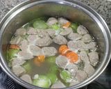 Foto langkah ke 6 dari resep Sup Oyong Wortel Bakso.